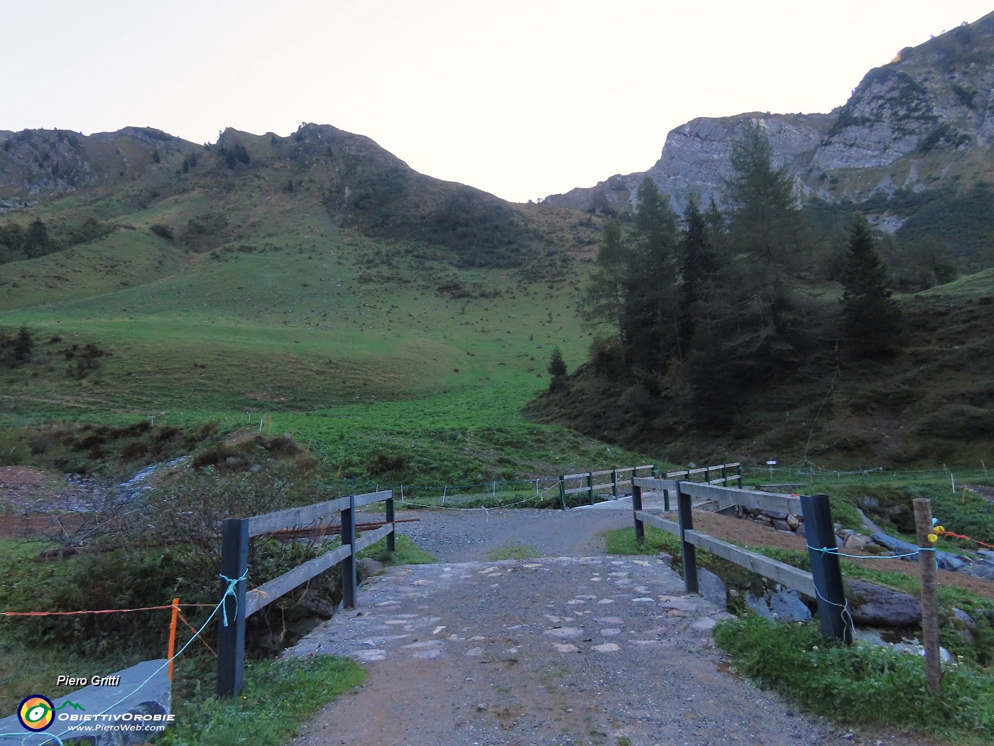03 Dalla Baite di Mezzeno prendiamo a dx  dopo il ponticello il sentiero (non segnalato purtroppo) 270A per Cima di Mezzeno.JPG